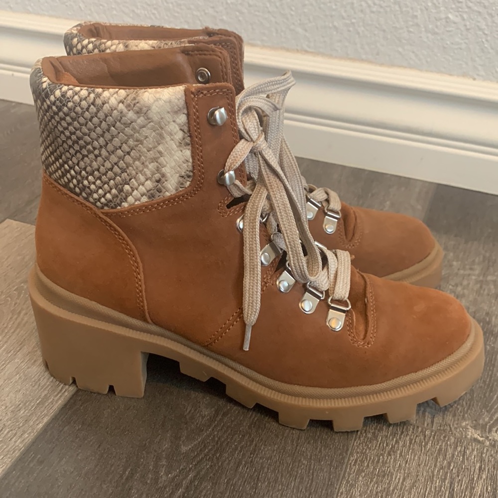Dolce Vita Rubi brown suede snakeskin lug sole heel hiker boot size 8